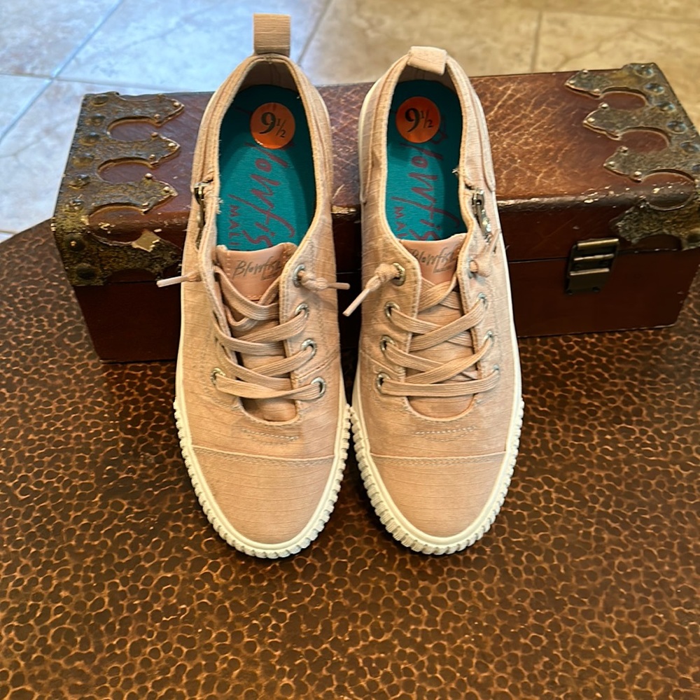 Authentic Blowfish 🐡 Malibu light pink canvas sneakers 👟! NEW